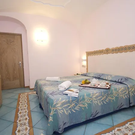 Isola Ξενοδοχείο Ίσκια