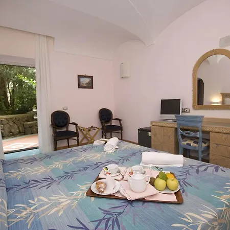 Ξενοδοχείο Isola 4*