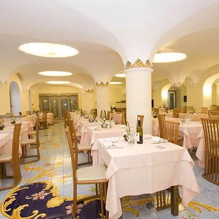 Isola Hotel 4*